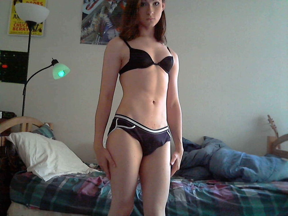hermosa adolescente transexual semi desnuda en su habitación