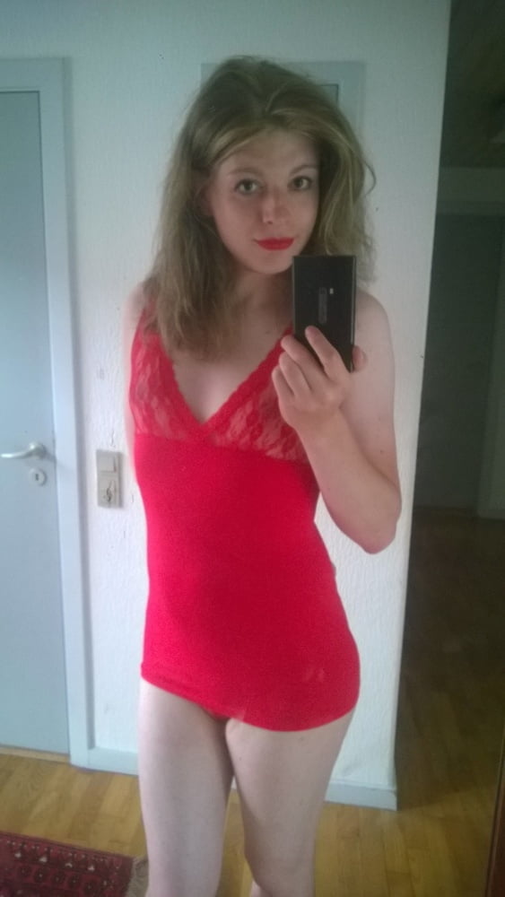 Hermosa jovencita travesti en lenceria roja se toma una selfie