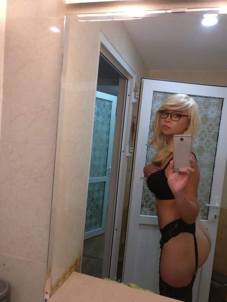 Selfie de preciosa adolescente travesti frente al espejo