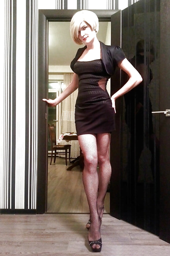 Sexy travesti en vestido negro