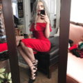 Extremadamente sexy rubia transexual en sensual vestido rojo