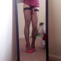 Selfie frente al espejo de sexy travesti de closet