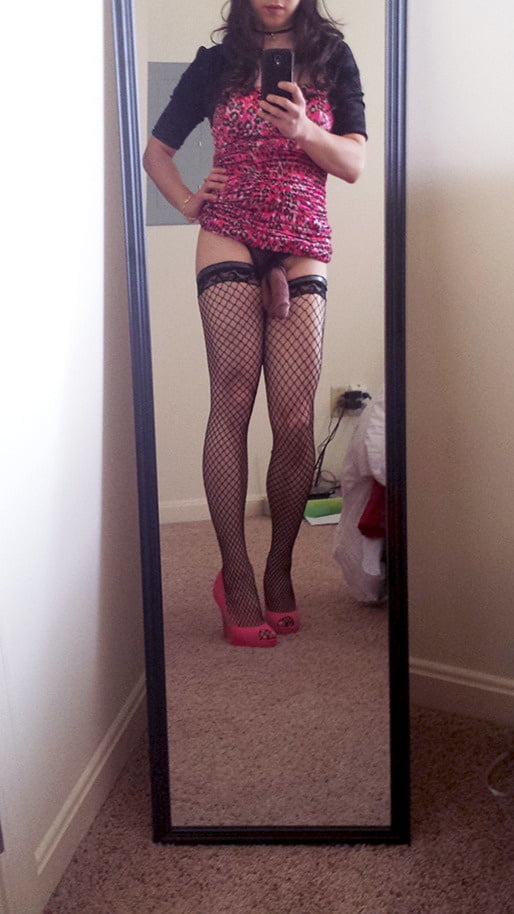 Selfie frente al espejo de sexy travesti de closet