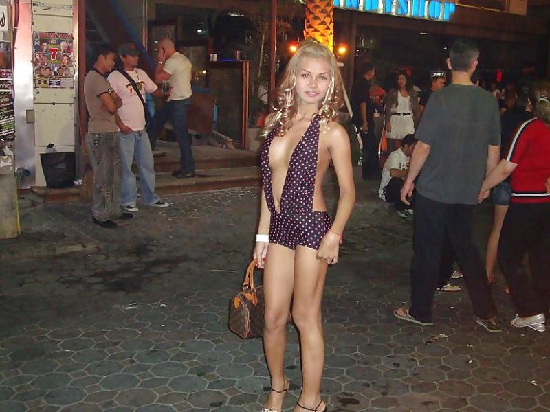 Deliciosa prostituta transexual en la calle