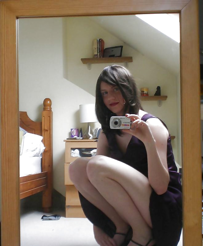 Hermosa travesti de closet se toma una selfie vestida de nena