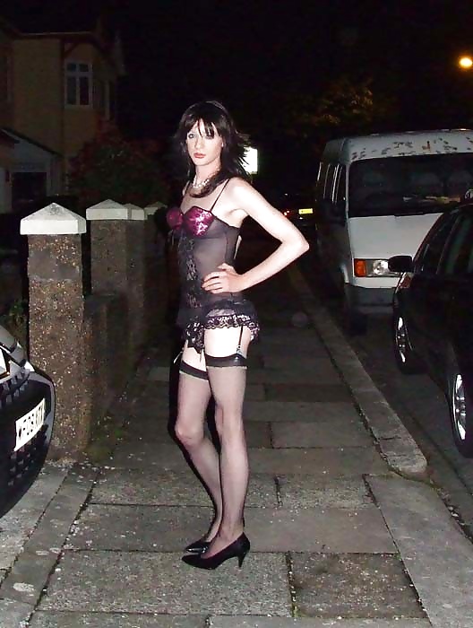 Hermosa travesti exhibiendo su cuerpo por la calle