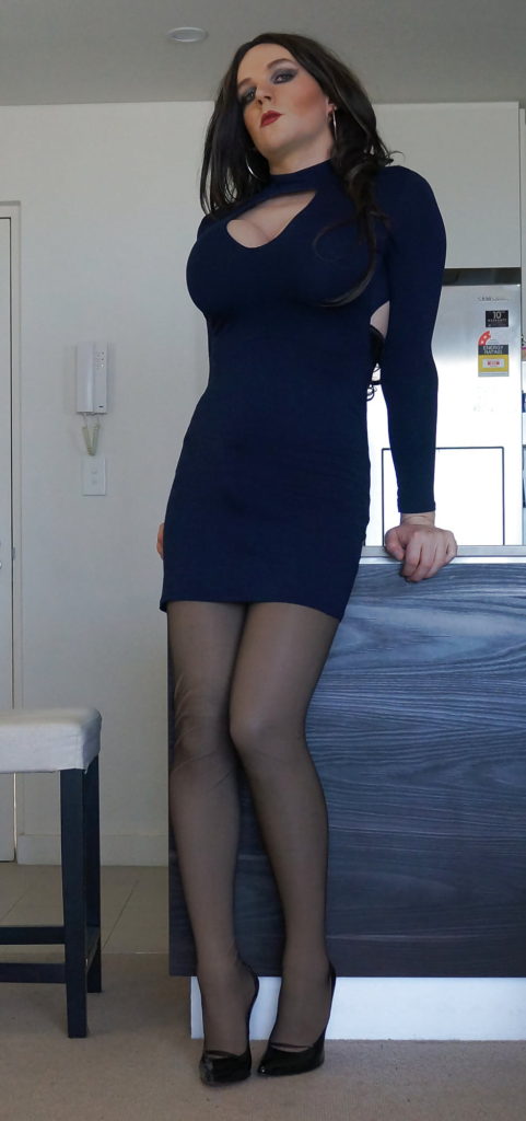 Hermosas piernas de guapa trans muy tetona y usando sexy vestido