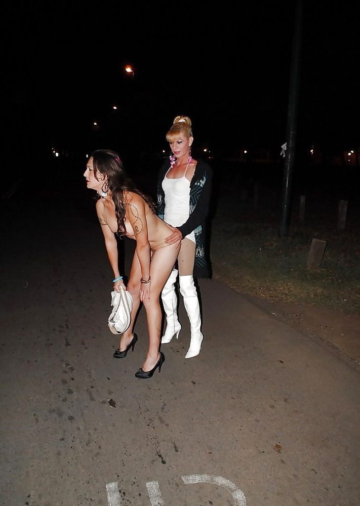 Prostitutas transexuales se cogen entre ellas en la calle