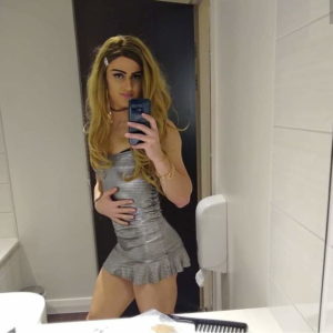Selfie de sexy travesti rubia en minivestido