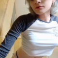 Adorable mariquita adolescente en falda y blusa femenina 12